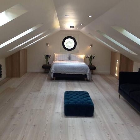 Вилла Luxury Coach House Next To Woodland In Натсфорд Экстерьер фото