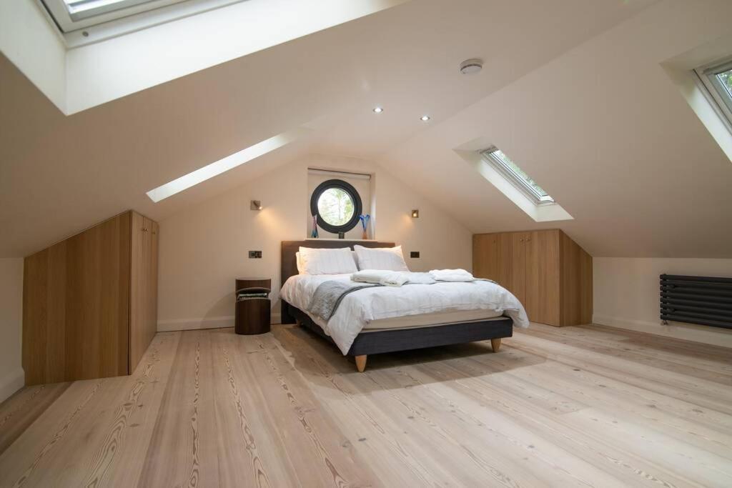 Вилла Luxury Coach House Next To Woodland In Натсфорд Экстерьер фото
