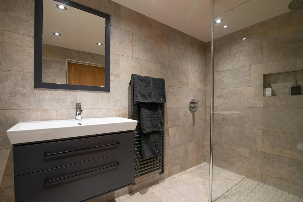Вилла Luxury Coach House Next To Woodland In Натсфорд Экстерьер фото
