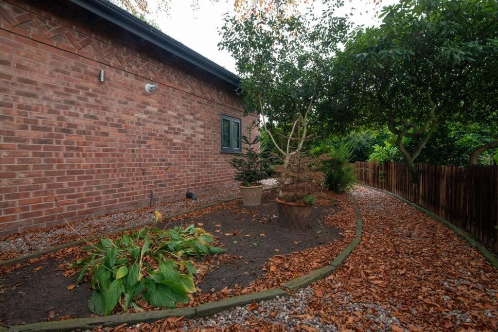 Вилла Luxury Coach House Next To Woodland In Натсфорд Экстерьер фото