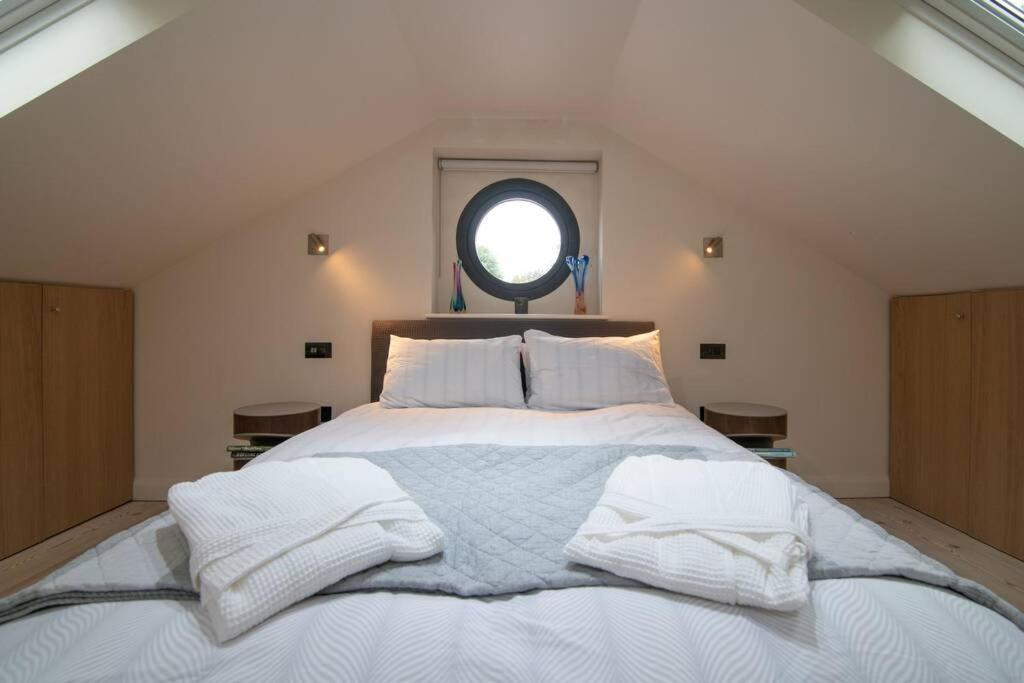 Вилла Luxury Coach House Next To Woodland In Натсфорд Экстерьер фото